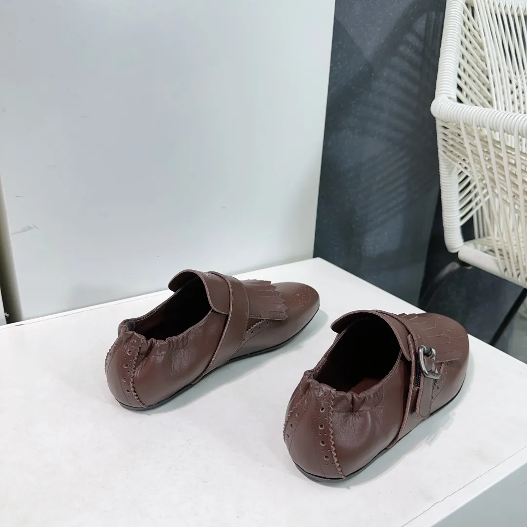 👟👟Ex-factory price 580👟👟! Prada 25 spring and summer catwalk new brogue carved tassel retro loafers and slippers series 🔥 🌟🌟🌟This shoe deliberately presents a classic and retro style, with both masculine temperament and feminine style, forming a binary contrast, highlighting the iconic style of the Prada series. The tassels are crafted using special craftsmanship, and details such as buckles and brogue patterns reveal traditional charm. An unconventional and surprising reinterpretation, the shoe is re-launched in a more fashionable design. The upper is made of imported calfskin, the lining is sheepskin, and the original molded rubber sole. Number of yards: 35-40 (40 pieces are non-refundable). Comes with original packaging.
